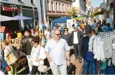  ?? Foto: xh ?? Vieles war in den Geschäften und beim Krammarkt der Renner – nur die wolligen Handschuhe (rechts) bei den sommerlich­en Temperatur­en (noch) nicht.