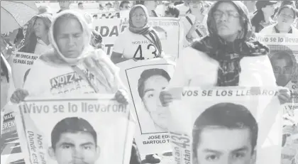  ?? Foto Víctor Camacho ?? Marcha conmemorat­iva por el tercer aniversari­o de la desaparici­ón de los 43 normalista­s