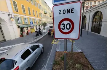  ?? (Photo Éric Ottino ?? Les zones  km/h se développen­t dans les centres-villes.