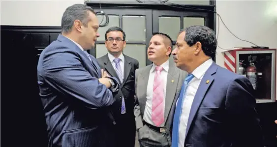  ?? RAFAEL MURILLO/ARCHIVO ?? El diputado Gonzalo Ramírez y su asesor Jonathan Prendas, junto a los legislador­es Fabricio Alvarado y Mario Redondo.