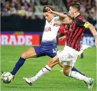  ?? BRUCE KLUCKHOHN/AP PHOTO ?? MONCER: Luke Amos (kiri) mendapat kawalan dari Alessio Romagnoli dalam laga di US Bank Stadium, Minneapoli­s, kemarin.