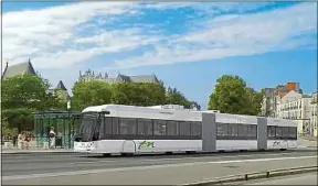  ??  ?? Le nouveau busway agrandi et électrique circulera en septembre 2019.