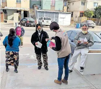  ?? / CORTESÍA ?? Personal de la Secretaría de Salud hace entrega informació­n impresa