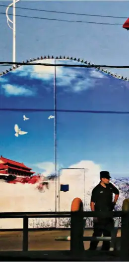 ??  ?? Le parc industriel du vêtement du comté de Huocheng dans le Xinjiang a été transformé en camp de détention.