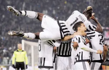  ?? LAPRESSE ?? Festa bianconera al 93’ per il gol di Cuadrado. E Pogba si “sdraia” sui compagni