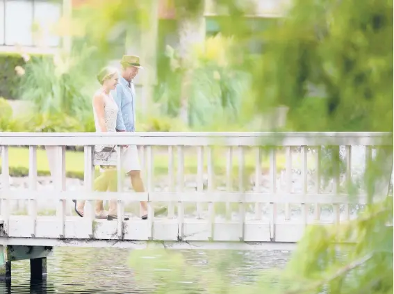  ?? ADAM KUEHL/THE NEW YORK TIMES ?? April DeMuth and her partner, Warren Watson, at their home in Hilton Head, South Carolina, on Aug. 16. The couple had to quarantine on their Greek vacation.