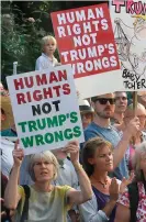  ??  ?? Protesters at the dinner for Donald Trump hosted by Theresa May