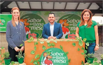  ??  ?? Invitados en el lanzamient­o. Raquel de Carranza, gerente de Mercadeo Pollo Indio; Alejandro Baldonado, jefe de marca Pollo Indio; y Mónica Hernández, madre de familia invitada.