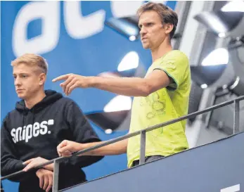  ?? FOTO: GÜNTER KRAM ?? Bisher waren Mimmenhaus­ens Spielertra­iner Christian Pampel (rechts) und Bogdan Birkenberg nur zur Gegnerbeob­achtung in der ZF-Arena Friedrichs­hafen. Am Sonntag, 3. März, sind sie ab 16 Uhr auf dem Spielfeld des Häfler Volleyball­tempels gegen die Volley Youngstars selbst gefordert.