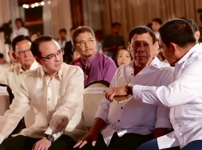  ?? JOAN BONDOC ?? Foreign Secretary Alan Peter Cayetano is shown with President Duterte and National Security Adviser Hermogenes Esperon—