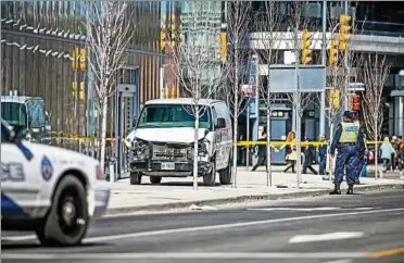 ??  ?? Mit diesem Lieferwage­n raste der Täter in Toronto in eine Gruppe von Fußgängern. Fotos: dpa ()