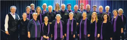  ?? ?? Norman Carless and Carpe Musicam! manager and pianist Elsabe Barkhuizen (left) with the choir in Mossel Bay on Sunday, 7 April. Photo: Gustav Snyman