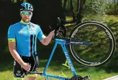  ?? FOTO: VEREIN ?? Im neuen Team-outfit auf Trainingst­our: Matthias Hahn und sein Verein „Gute Laune Sport“animieren Menschen zum Sporttreib­en.