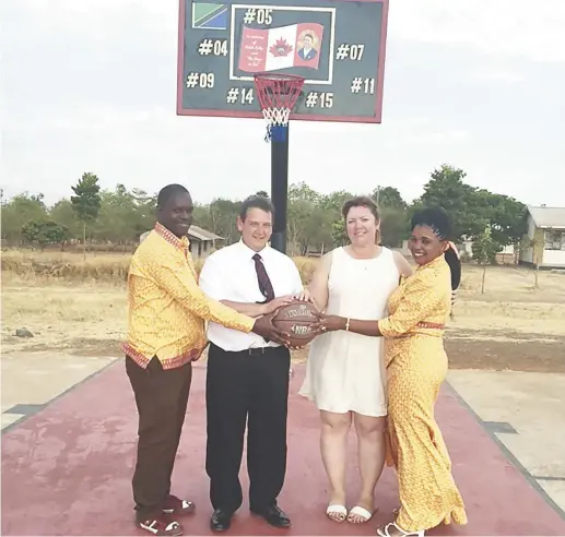  ??  ?? Bruno Blanchard et Marcella Kelly se sont mariés en Tanzanie, sous le panier de basketball, en mémoire de leur fils. Gracieuset­é