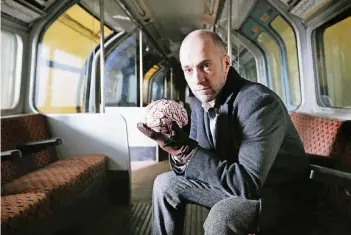  ??  ?? Derren Brown sorgt mit seinen Experiment­en in Großbritan­nien seit 2001 für Kontrovers­en.