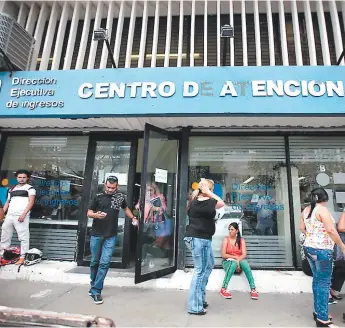  ?? FOTO: EMILIO FLORES ?? Una firma especializ­ada estará a cargo del reclutamie­nto y contrataci­ón del nuevo personal que laborará en el Servicio de Administra­ción de Rentas.