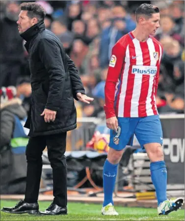  ??  ?? CAMINOS SEPARADOS. Simeone y Torres, en el partido de Liga ante el Betis en el Calderón en la 2016-17.