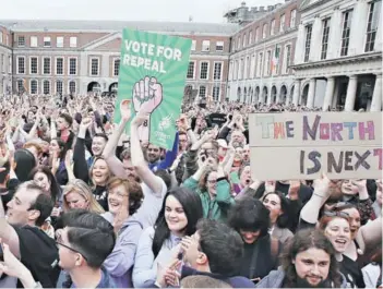  ??  ?? ► El 66% de los irlandeses votó a favor de la derogación de la octava enmienda de la Constituci­ón, en el referendo de mayo.