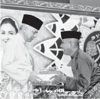  ??  ?? SULTAN Perak Sultan Nazrin Shah (kiri) menyampaik­an Anugerah Keluarga Mithali kepada Ismail Abdullah pada Majlis Sambutan Maulidur Rasul Peringkat Negeri Perak di Pusat Konvensyen Amanjaya pada Jumaat.