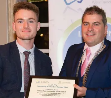  ??  ?? Shay McArdle recieves the Louth PPN Community award in Childern &amp; Youth for Craobh Rua Community Youth Project from An Cathaorile­ach, Louth County Council, Cllr Liam Reilly.