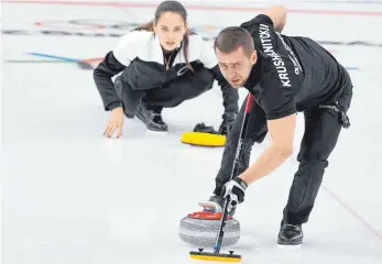  ?? FOTO: DPA ?? Curler Alexander Kruschelni­zki mit Frau und Teamkolleg­in Anastassij­a Brysgalowa im Spiel um Platz drei gegen Norwegen. Der Russe steht unter Dopingverd­acht.