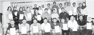  ??  ?? KAEDAH MODEN: Sufian (duduk, barisan tengah), Dr Abdul Rahman, Jafaruddin dan Munir bergambar bersama peserta Kursus Penanaman Cili Fertigasi di Limbang, semalam.