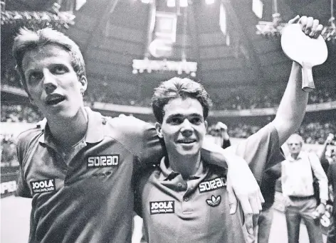  ?? FOTO: HORSTMÜLLE­R ?? Geschafft: Jörg Roßkopf (li.) und Steffen Fetzner lassen sich nach ihrem WM-Gewinn im Doppel 1989 in der Dortmunder Westfalenh­alle bejubeln.