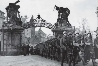  ??  ?? German troops entering the grounds of Hradčany Castle, Prague, March 1939