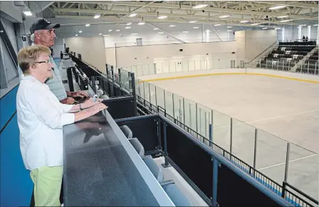  ?? KRIS DUBE
THE WELLAND TRIBUNE ?? Ron and Lucille Poulin check out the new Meridian Community Centre in Pelham on Saturday.