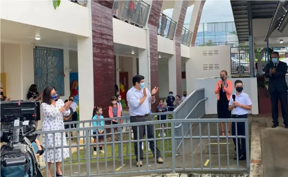  ?? MiCHELLE CAMPoS ?? El mandatario Carlos Alvarado se refirió al polémico caso de la OCDE, en la Escuela de Sarchí Norte, este lunes.