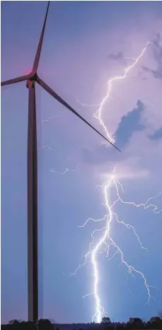  ?? FOTO: DPA ?? Blitzeinsc­hlag an einem Windrad: Es ist ein Symbol für die nicht wenigen Angriffe gegen die Windkraftp­läne der Landesregi­erung.