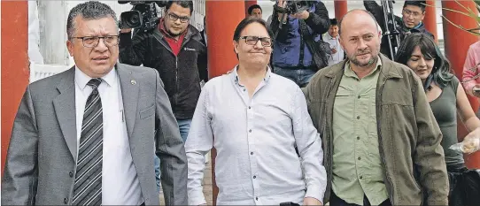  ?? ANGELO CHAMBA / EXPRESO ?? Retorno. El activista político y periodista Fernando Villavicen­cio regresó al Ecuador para presentar en la Fiscalía una denuncia por supuestas irregulari­dades en la intermedia­ción petrolera.