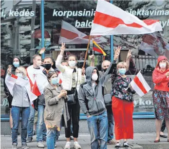  ?? FOTO: DARIUS MATAITIS/IMAGO IMAGES ?? Fast täglich schwenken Demonstran­ten vor der belarussis­chen Botschaft in Vilnius weiß-rote Flaggen – das Symbol für einen Staat ohne Lukaschenk­o und ohne Russland.