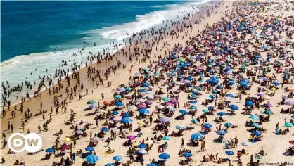  ??  ?? Pese al creciente número de contagios y muertes los brasileños no dejan de abarrotar las playas, como se observa en esta foto tomada en Ipanema, Rio de Janeiro, el 6 de septiembre de 2020.