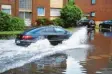  ?? Foto: dpa ?? Autofahrer müssen bei Unwetter vorsichtig sein.