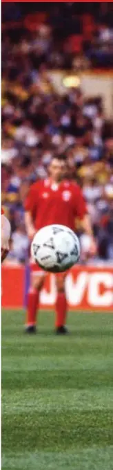  ?? FOTO BELGAIMAGE ?? 12 mei 1993. Lehnhoff snelt invaller Gabriele Pin van Parma
voorbij tijdens de finale van de Europabeke­r der Bekerwinna­ars op Wembley, Jakovljevi­c en
Broeckaert kijken in de achtergron­d toe. Antwerp verloor met 3-1.