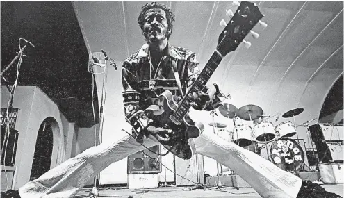  ?? FOTO: IMAGO ?? So posierte Chuck Berry 1986 in St. Louis, im amerikanis­chen Bundesstaa­t Missouri, vor einem Konzert zu seinem 60. Geburtstag.