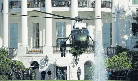  ?? JOSHUA ROBERTS / REUTERS ?? Camino del último mitin.
Los Obama se han volcado con Clinton. En la foto, el presidente sale de la Casa Blanca en helicópter­o