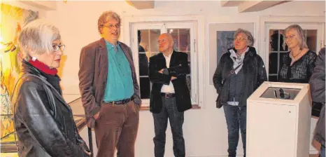  ?? FOTOS: SIMON SCHNEIDER ?? Der Museumslei­ter Armin Heim (Zweiter von links) zeigt den Besuchern bei der Museumsnac­ht im Künstlerha­us „Scharf Eck“die Kunstwerke von Hans Bucher.