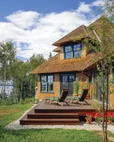  ??  ?? LEFT Ample in size yet neat and unobtrusiv­e, this deck fills space in the corner between the main mass of the house and a wing. Continuous steps are unfussy and provide seating. BELOW The deck may be a connector. On the rear façade of a house in Maine, a new, open deck leads from the back door to a shed and a tiny bunkhouse nearby. Three steps go down to the yard.