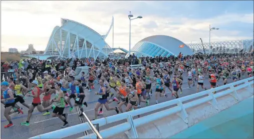  ??  ?? Miles de atletas atraviesan el Puente de Monteolive­te, con la Ciudad de las Artes y las Ciencias de fondo, en la edición del pasado año.