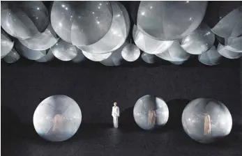  ?? FOTO: SALZBURGER FESTSPIELE / MONIKA RITTERSHAU­S ?? Außen Design, innen hohl: Eduard Schwarz als Maik Solbach mit den drei Lulus Anna Drexler, Isolda Dychauk und Ariane Labed.