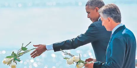  ?? FOTO: AGENCIA AFP ?? El presidente Barack Obama con su par argentino Mauricio Macri lanzan rosas blancas sobre el Río de la Plata en Buenos Aires, tras dar un homenaje a los miles de desapareci­dos de la dictadura militar que impulsó EE UU hace cuatro décadas en Argentina.