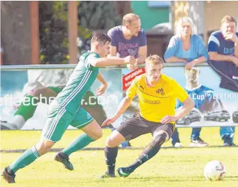  ?? FOTO: GÜNTER KRAM ?? Der TSV Meckenbeur­en (links, hier in der Partie gegen Aulendorf) will in der Erfolgsspu­r bleiben.