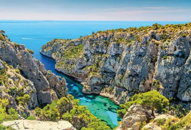  ??  ?? Vista sulle scogliere a Calanques D’En Vau, nel Parco Nazionale delle Calanques, vicino a Cassis.