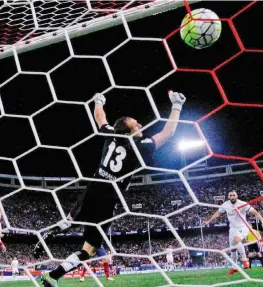  ?? ANSA ?? Karim Benzema segna il gol del momentaneo vantaggio del Real nel derby madrileno: 1-1 il finale
