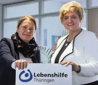  ??  ?? Katja Heinrich (l.), Geschäftsf­ührerin der Lebenshilf­e, und die ehrenamtli­che Vorsitzend­e Birgit Dietzel sind froh über viele Lebenshilf­e-Partner, die beim Thema Inklusion unterstütz­en. Foto: Fabian Klaus