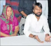  ??  ?? Alisha (right), son of deceased pastor Sultan Masih, addressing a press conference in Ludhiana on Sunday.