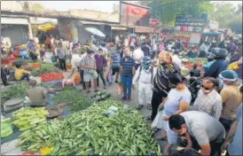  ?? ANI ?? People crowd at a vegetable market after weekend lockdown in Lucknow on Monday.