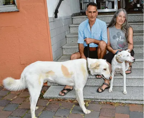  ?? Foto: Peter Stöbich ?? Die Vereinsvor­sitzenden Charlotte und Mike Cannaday haben ihre Hunde Flora und Sokrates aus Griechenla­nd gerettet.